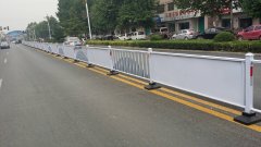 开车撞到道路护栏该怎么办呢